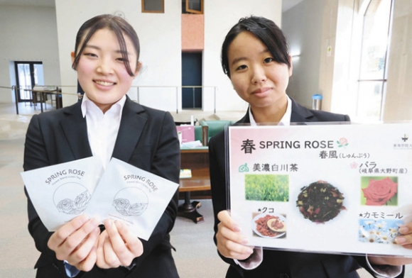 美濃白川茶と花を使ったフレーバーティーを開発した学生ら=各務原市の東海学院大で