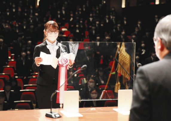 宣誓をする林さん＝可児市文化創造センターで