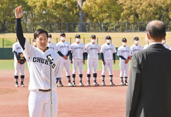 愛知大学野球春季リーグの開会式で選手宣誓する中京大の小柳津裕太主将＝９日午前、名古屋市瑞穂区のパロマ瑞穂球場で