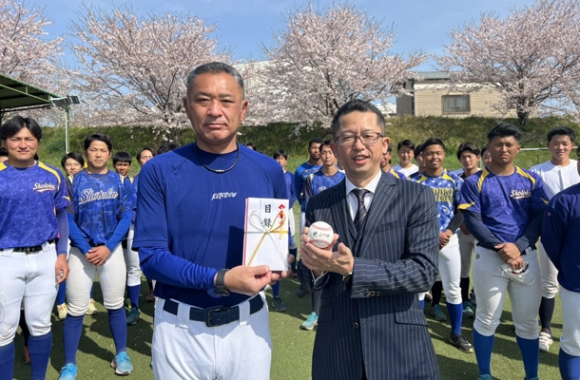 近藤監督（手前左）にボールを贈る川瀬社長＝岐阜市柳津町で