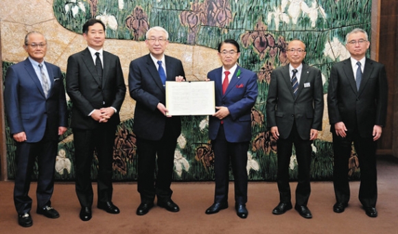 協定書を交わした祖父江学長（左から３人目）と大村知事（同４人目）＝県公館で
