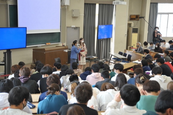 学生たちにウクライナについて紹介したイリーナさん（中央右）＝大府市横根町の至学館大で
