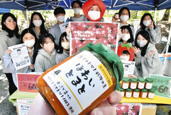 ミニトマトを使って手掛けたピューレ状のソース＝熱田区で