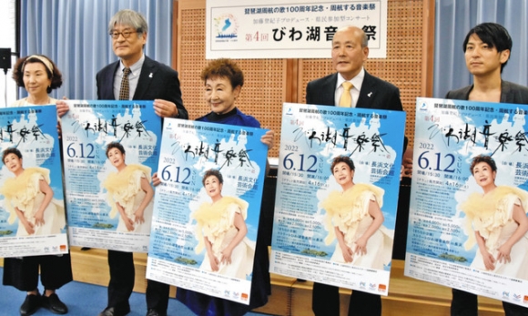 びわ湖音楽祭への来場を呼び掛ける加藤さん（中央）＝県庁で