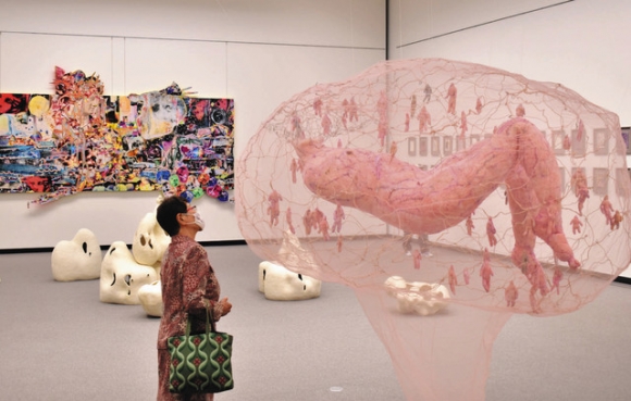 名古屋芸術大の卒業・修了制作展で選ばれた優秀作品が並ぶ展示＝栄の県美術館ギャラリーで