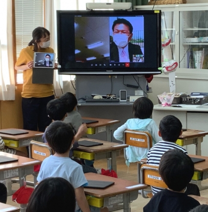 モニターに映されたタブレットの画像を見つめる新１年生ら＝岐阜市柳津小で