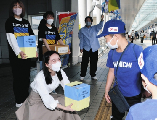 寄付金を募る名城大の学生や卒業生ら＝名古屋市東区で