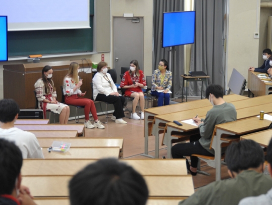 ウクライナ人の家族を招いて開かれた授業=大府市横根町の至学館大で