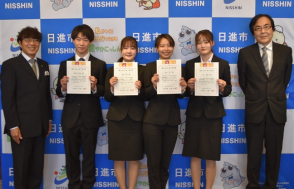 近藤市長（左）から観光ＳＤＧｓ修了認定書を受け取った学生たちと松岡教授（右）＝日進市役所で