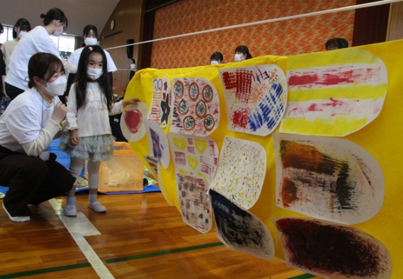 こいのぼり作りに取り組む子どもら=岡崎市中町の岡崎女子大・短期大で