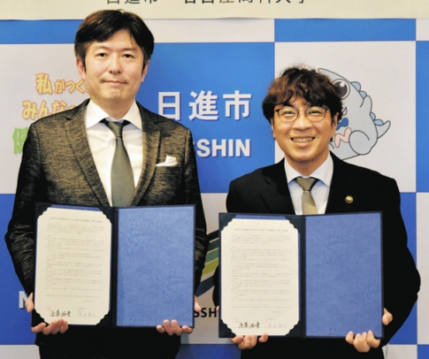 公共交通にかかる連携協力の協定を結んだ近藤市長（右）と栗本学長＝日進市役所で