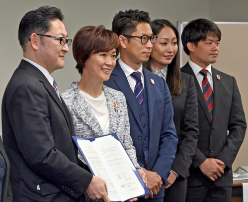 調印式に出席した(左から)梅村学長、有森理事長、岩沼聡一朗理事、活動に協力する安藤さん、小塚さん=名古屋市昭和区の中京大で