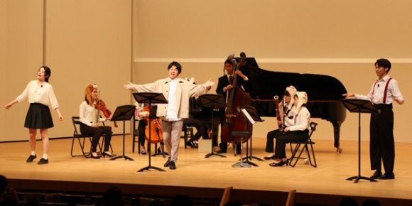 動物をテーマにした楽曲を披露する県立芸術大と同大大学院の学生＝昭和区花見通１の昭和文化小劇場で