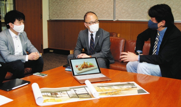 新しい学食の構想を話す水谷義之さん（右）、福田尚登さん（中）、横井優樹さん＝名古屋市昭和区の南山大で