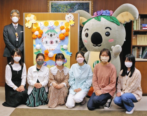 児童虐待防止を呼び掛けるボードを作成した学生ら＝千種区役所で