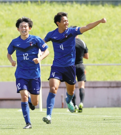 ＦＣマルヤス岡崎－中京大　後半、勝ち越しのゴールを決めて喜ぶ中京大・川地選手（右）＝名古屋市港区のＣＳアセット港サッカー場で