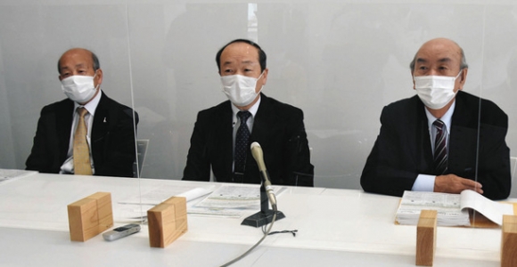 公立大学法人化などの改革案を説明する蔡学長（中）ら＝長浜市役所で