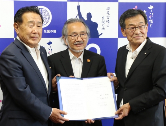 連携協定を結んだ（左から）鈴木町長、佐分学長、舟橋商工会長＝大口町役場で