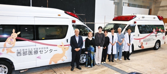 デザインされた救急車のお披露目会に出席する学生ら＝いずれも千種区の市立大北千種キャンパスで