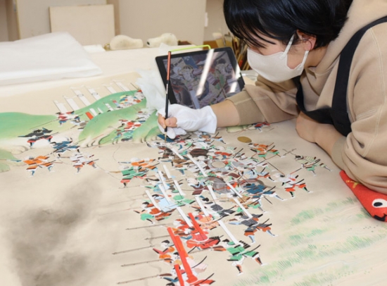 画像を参考に色を塗っていく模写の様子＝長久手市岩作三ケ峯の県立芸術大で