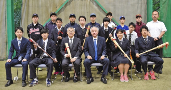 愛知１部リーグ代表から折れたバットを受け取った名古屋聾学校の生徒ら＝日進市藤島町の名城大日進総合グラウンドで