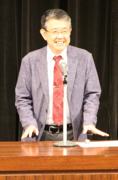 講演した愛知大の山田教授＝西尾市一色町の一色町公民館で