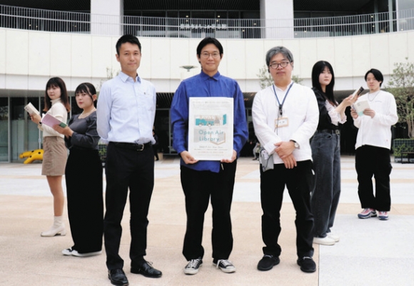 イベントをＰＲする上田准教授（中央）ら＝豊橋市駅前大通で