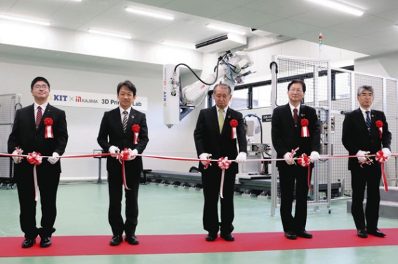 共同研究所の開設式典に臨む宮里心一所長(左)ら=白山市八束穂で