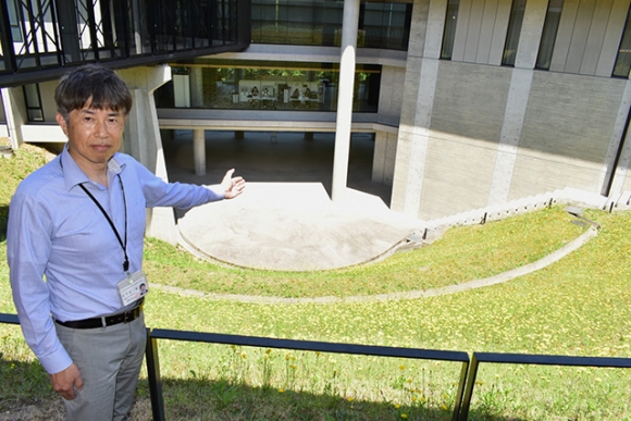 「地形劇場」を整備する音楽学部棟前の斜面＝長久手市の県立芸術大で