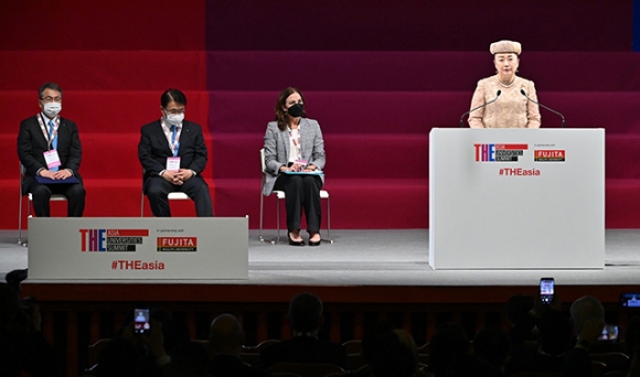 「アジア大学サミット２０２２」が開幕し、あいさつされる寛仁親王妃信子さま＝豊明市の藤田医科大で