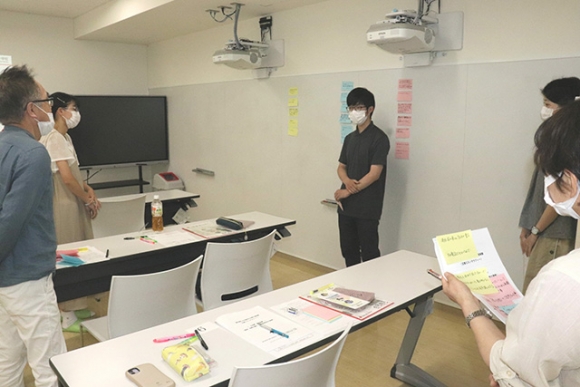 阪神大震災を題材にした読み物で心に残った箇所を共有する参加者＝日進市の名古屋学芸大で