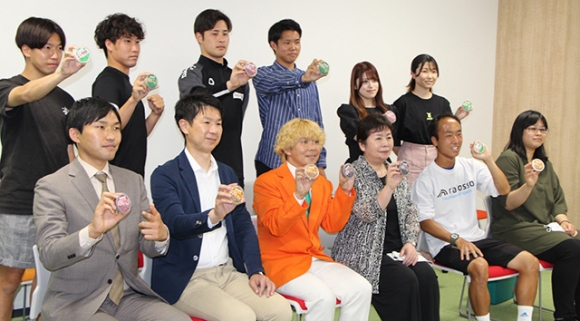 みんなの和プリンを開発した田中さん（前列中央）らプロジェクトメンバー＝四日市市萱生町の四日市大で