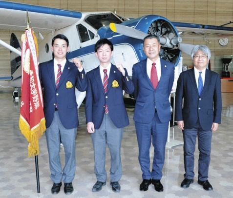 愛知大学野球春季リーグ１部で優勝し、報告に訪れた名城大の（左から）中村主将、中村太志主務、安江監督、渋井康弘部長＝中日新聞社で