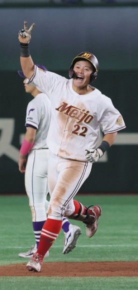 天理大－名城大　８回裏名城大無死一、二塁、右越えに逆転３ランを放ち、Ｖサインでべースを回る伊藤＝東京ドームで（中西祥子撮影）