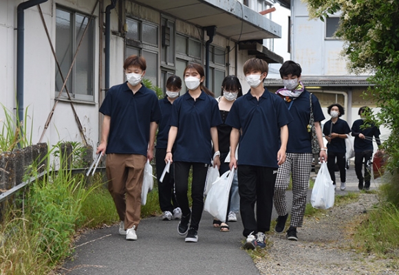 道端でごみ拾いをする学生＝ＪＲ清洲駅付近で