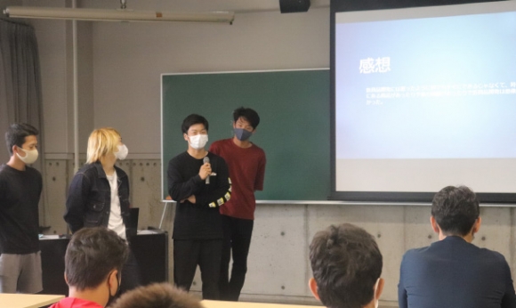 保冷剤を使った新商品のアイデアを発表する学生たち＝四日市市萱生町の四日市大で