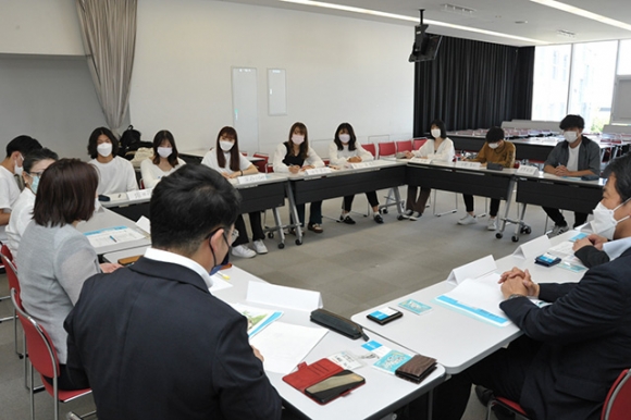 市議の話に耳を傾ける学生たち＝大府市横根町の至学館大で