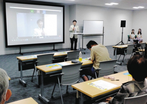 「マスクをしていても通る声をつくりましょう」と話す庄野さん（中央）＝名古屋市西区則武新町３の名古屋外国語大名駅キャンパスで