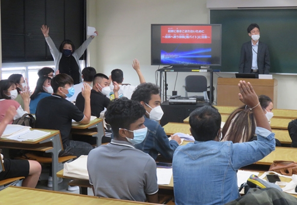 ＳＮＳ利用の注意点を聞く留学生ら＝瑞穂市穂積の朝日大で