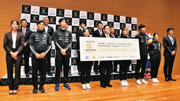 壇上に並んだプロジェクトの関係者ら＝昭和区の中京大で