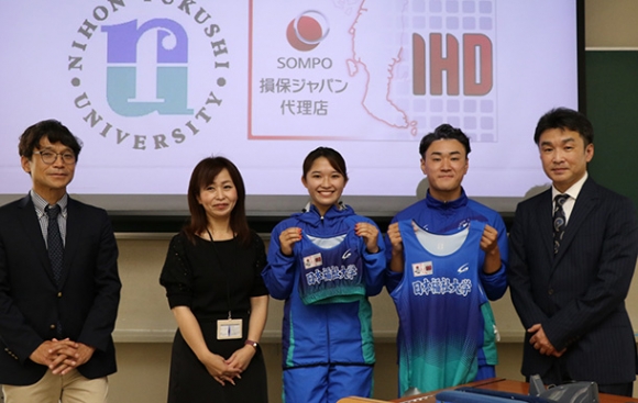 スポンサー契約を結んだインシュアランスヘルプデスクの山下社長（右端）と日本福祉大陸上競技部の春田主将（右から２人目）ら＝美浜町奥田の日本福祉大美浜キャンパスで