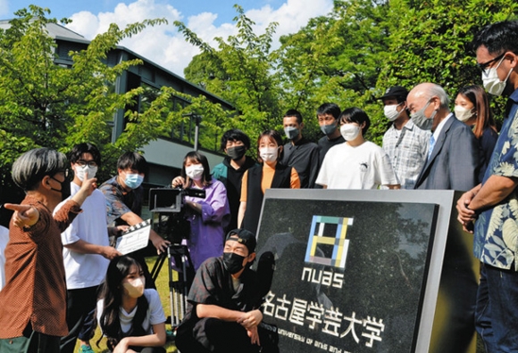 映画製作について、仙頭武則さん（左端）の話を聞く学生ら＝愛知県日進市の名古屋学芸大日進キャンパスで