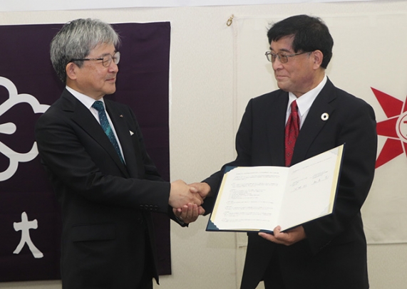 協定を結び握手する皇学館大の河野学長（左）と鳥羽商船高専の和泉校長＝伊勢市神田久志本町の皇学館大で
