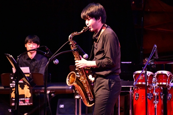 巧みな演奏を披露する学生ジャズバンド=野々市市本町で