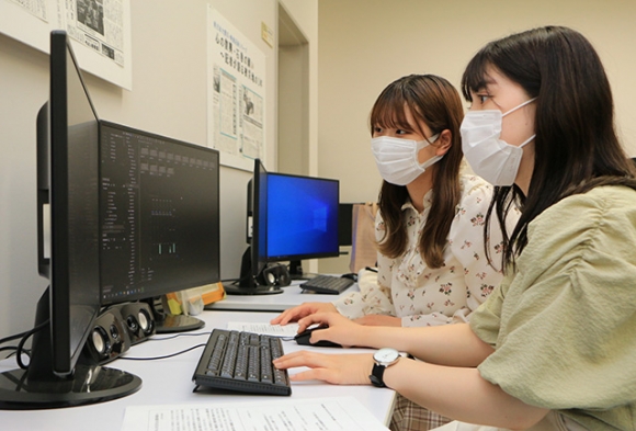ドキュメンタリー作品を編集する学生＝千種区星が丘元町の椙山女学園大で