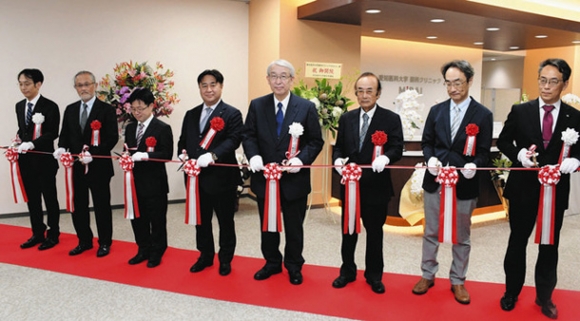 テープカットで開院を祝う関係者＝東区東桜２の愛知医科大眼科クリニックＭｉＲＡＩで