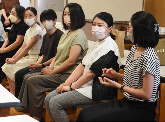 今後の目標を報告し合う参加者＝稲沢市の愛知文教女子短大で