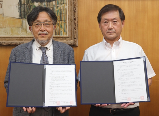 高大連携協定を結んだ岩崎学長（左）と吉川校長＝津市の久居農林高で