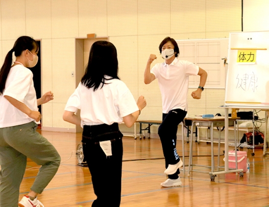 子ども向けの体操を指導する佐藤さん（右）＝大垣市西之川町の大垣女子短大で