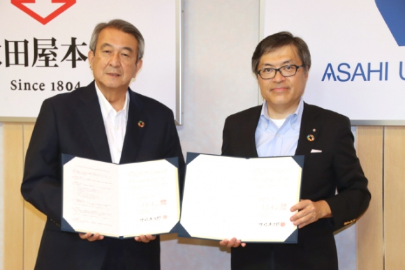 書類に署名、調印した大友学長（右）と中村会長＝瑞穂市の朝日大で